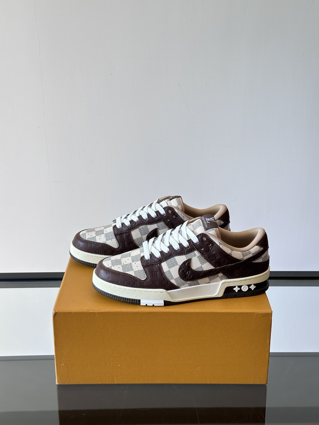 ◾️▫️ L.v* X nike联名🆕低帮休闲运动鞋，采用头层牛皮精心制作，侧身联名印花logo装饰，双