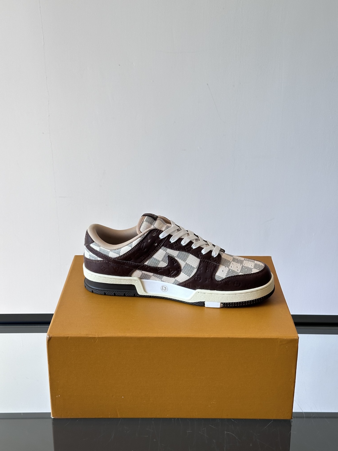 ◾️▫️ L.v* X nike联名🆕低帮休闲运动鞋，采用头层牛皮精心制作，侧身联名印花logo装饰，双