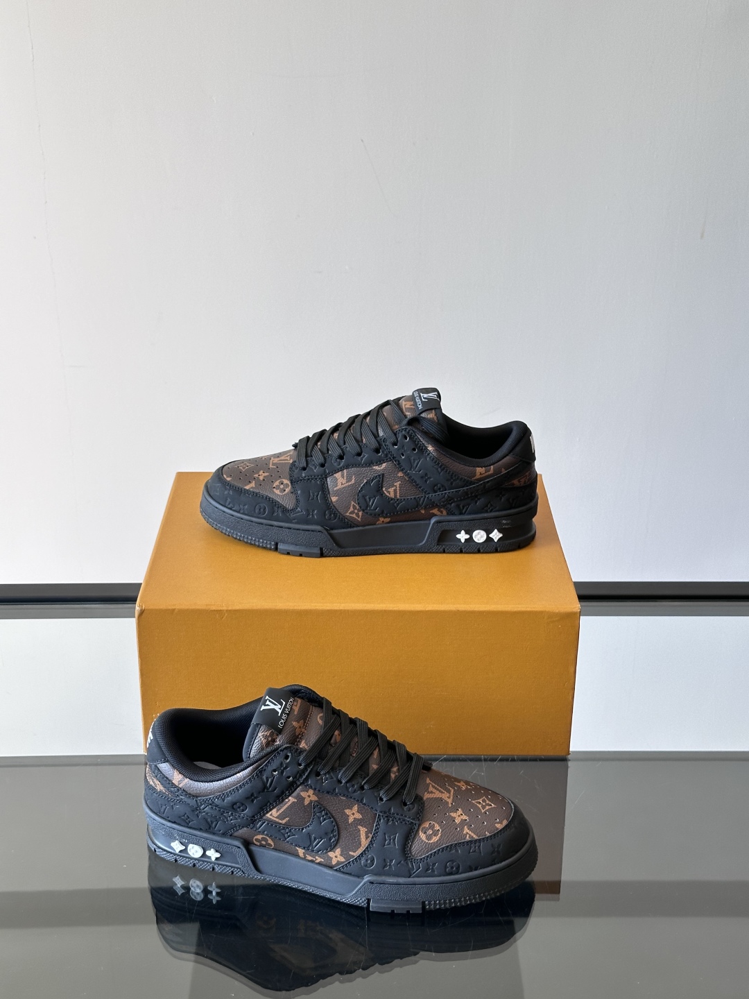 ◾️▫️ L.v* X nike联名🆕低帮休闲运动鞋，采用头层牛皮精心制作，侧身联名印花logo装饰，双