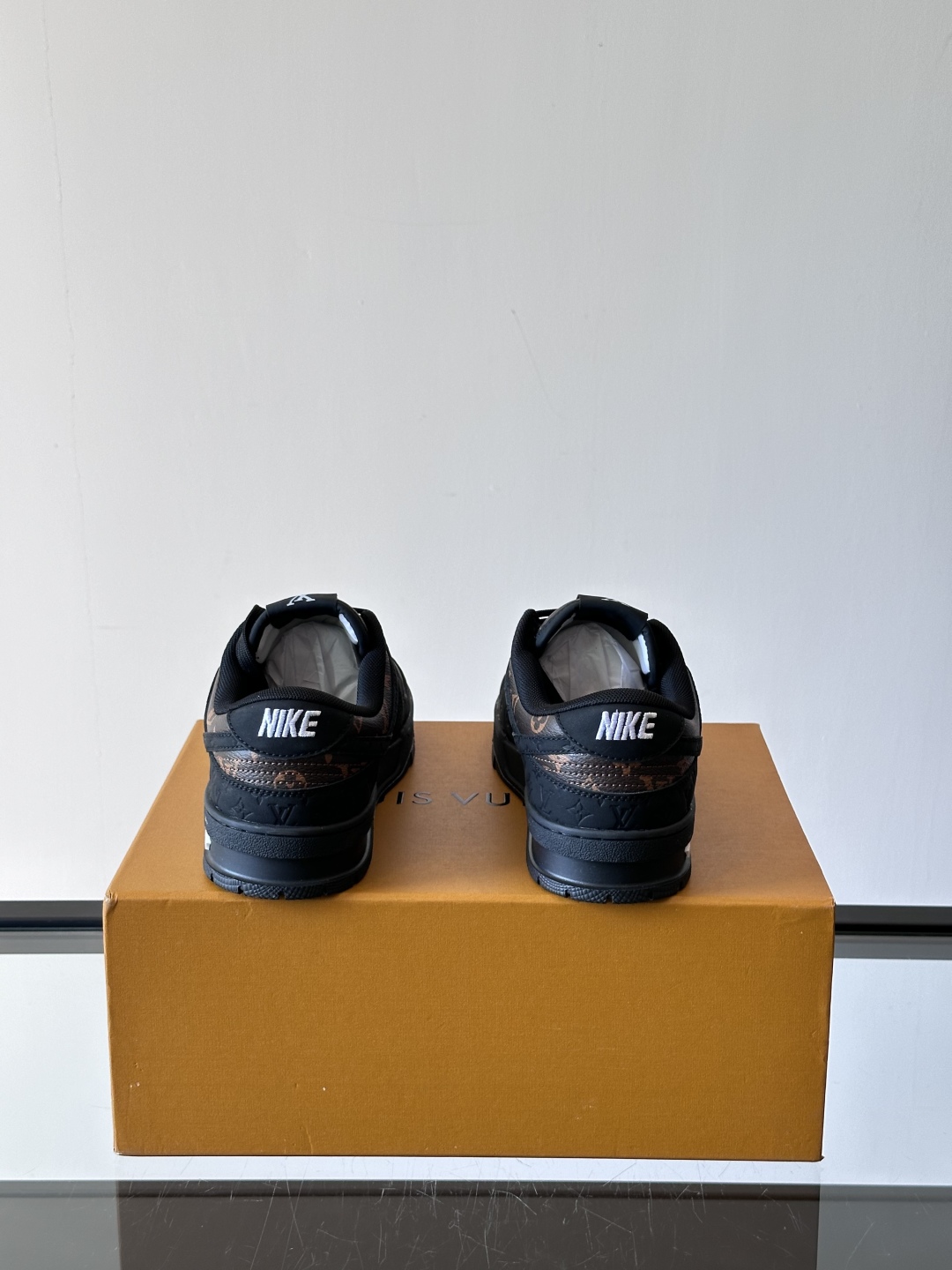 ◾️▫️ L.v* X nike联名🆕低帮休闲运动鞋，采用头层牛皮精心制作，侧身联名印花logo装饰，双