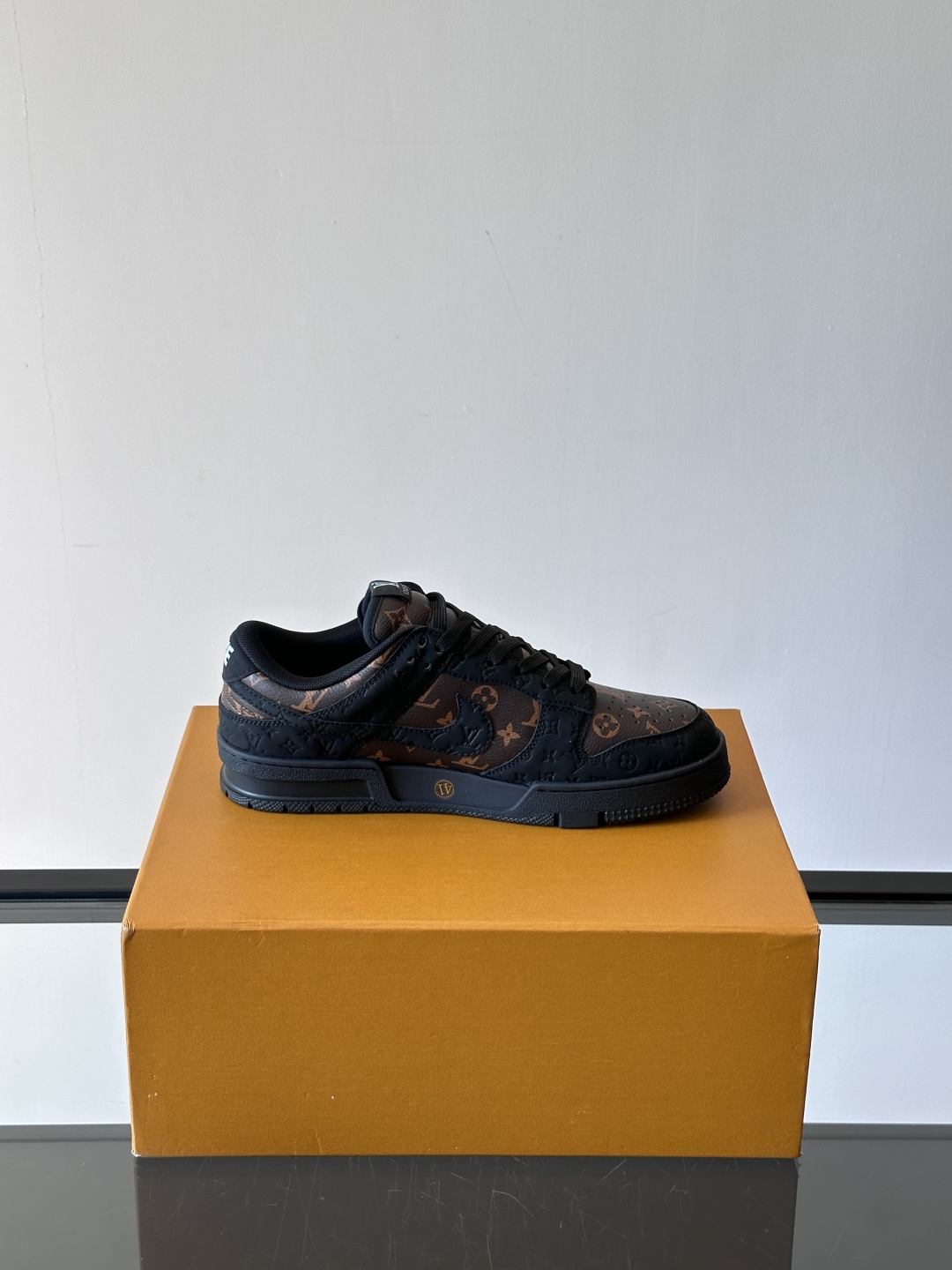 ◾️▫️ L.v* X nike联名🆕低帮休闲运动鞋，采用头层牛皮精心制作，侧身联名印花logo装饰，双