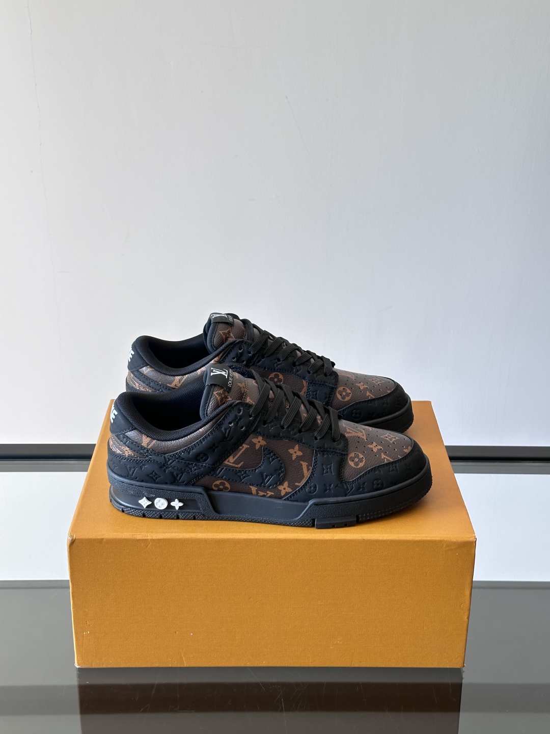 ◾️▫️ L.v* X nike联名🆕低帮休闲运动鞋，采用头层牛皮精心制作，侧身联名印花logo装饰，双