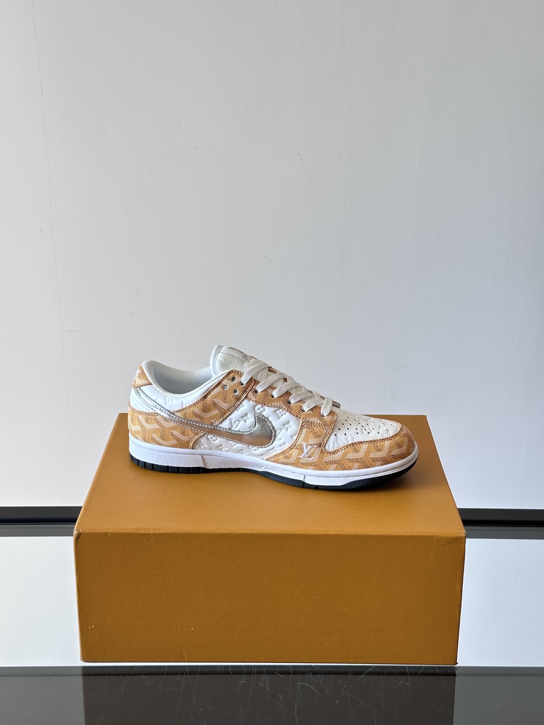 ◾️▫️ L.v* X nike联名🆕低帮休闲运动鞋，采用头层牛皮精心制作，侧身联名印花logo装饰，双