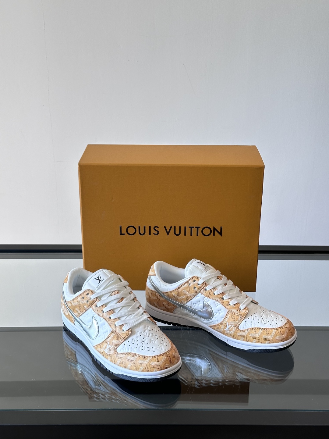 ◾️▫️ L.v* X nike联名🆕低帮休闲运动鞋，采用头层牛皮精心制作，侧身联名印花logo装饰，双