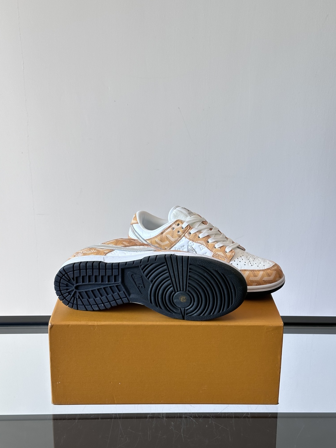 ◾️▫️ L.v* X nike联名🆕低帮休闲运动鞋，采用头层牛皮精心制作，侧身联名印花logo装饰，双