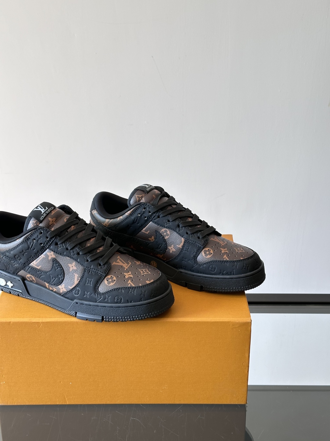 ◾️▫️ L.v* X nike联名🆕低帮休闲运动鞋，采用头层牛皮精心制作，侧身联名印花logo装饰，双