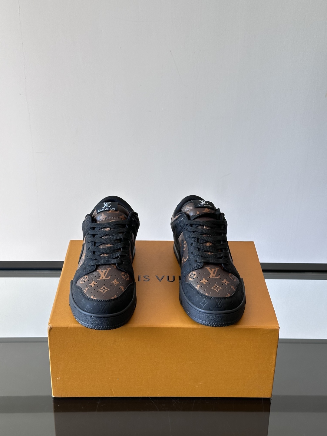 ◾️▫️ L.v* X nike联名🆕低帮休闲运动鞋，采用头层牛皮精心制作，侧身联名印花logo装饰，双