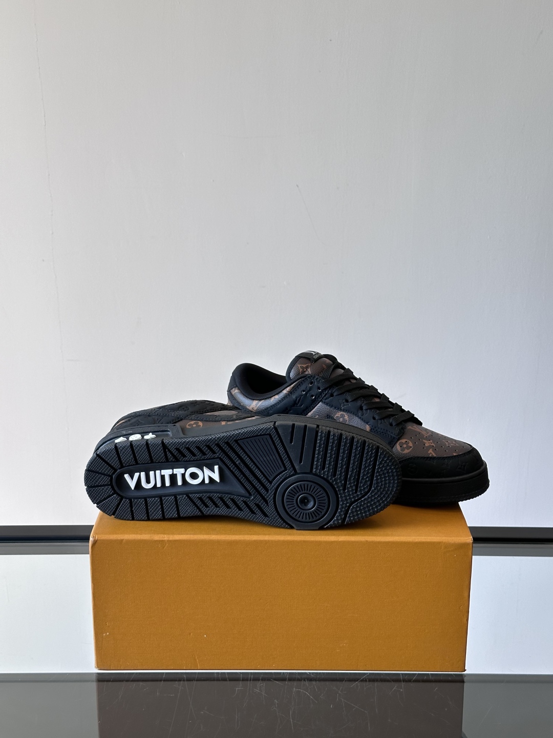 ◾️▫️ L.v* X nike联名🆕低帮休闲运动鞋，采用头层牛皮精心制作，侧身联名印花logo装饰，双