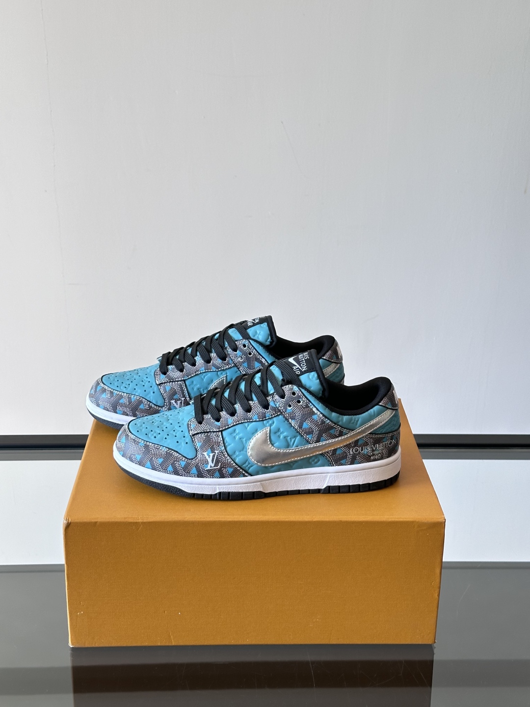 ◾️▫️ L.v* X nike联名🆕低帮休闲运动鞋，采用头层牛皮精心制作，侧身联名印花logo装饰，双