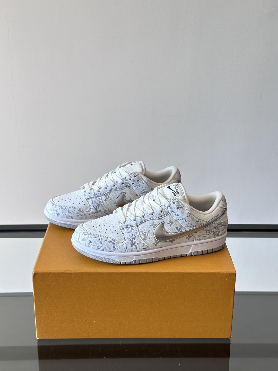 ◾️▫️ L.v* X nike联名🆕低帮休闲运动鞋，采用头层牛皮精心制作，侧身联名印花logo装饰，双