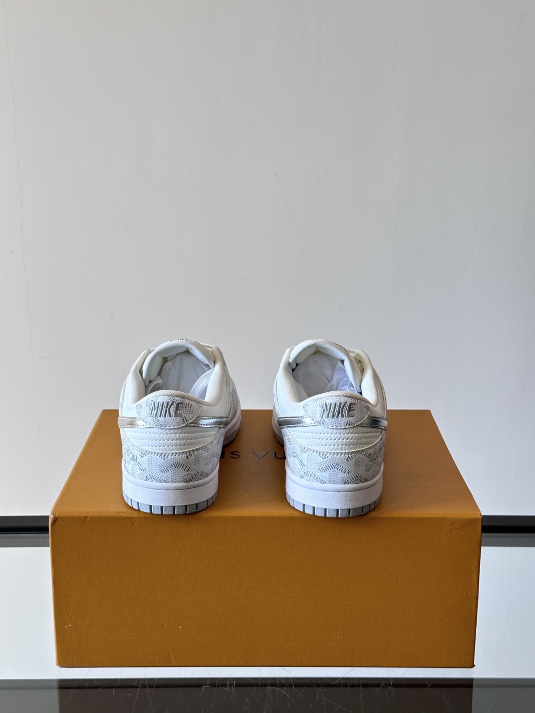◾️▫️ L.v* X nike联名🆕低帮休闲运动鞋，采用头层牛皮精心制作，侧身联名印花logo装饰，双