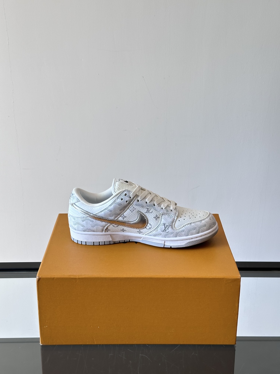 ◾️▫️ L.v* X nike联名🆕低帮休闲运动鞋，采用头层牛皮精心制作，侧身联名印花logo装饰，双