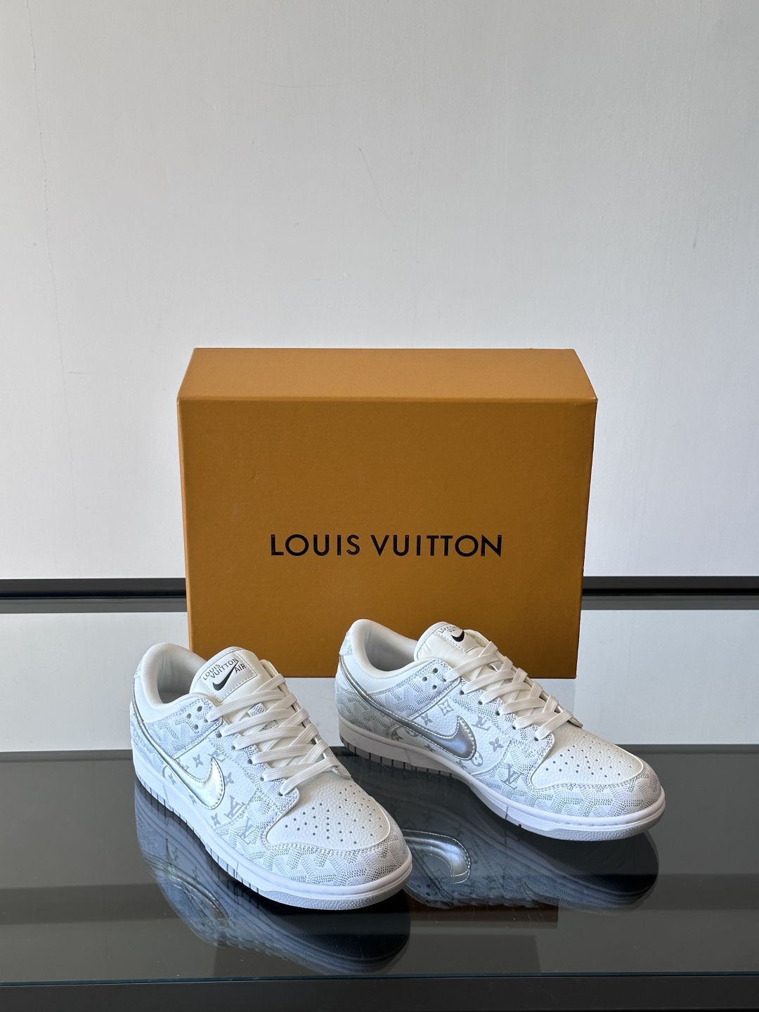 ◾️▫️ L.v* X nike联名🆕低帮休闲运动鞋，采用头层牛皮精心制作，侧身联名印花logo装饰，双