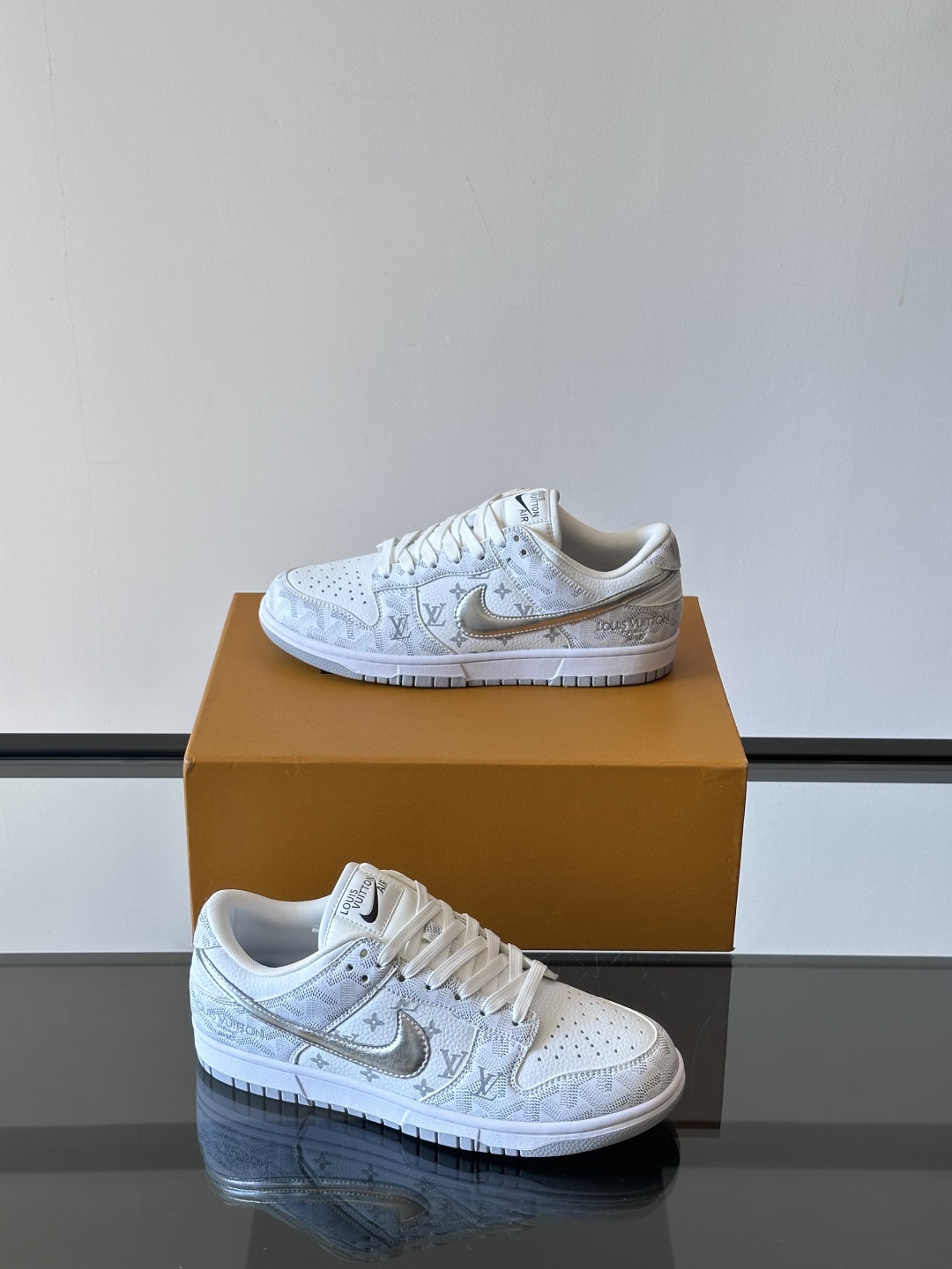 ◾️▫️ L.v* X nike联名🆕低帮休闲运动鞋，采用头层牛皮精心制作，侧身联名印花logo装饰，双
