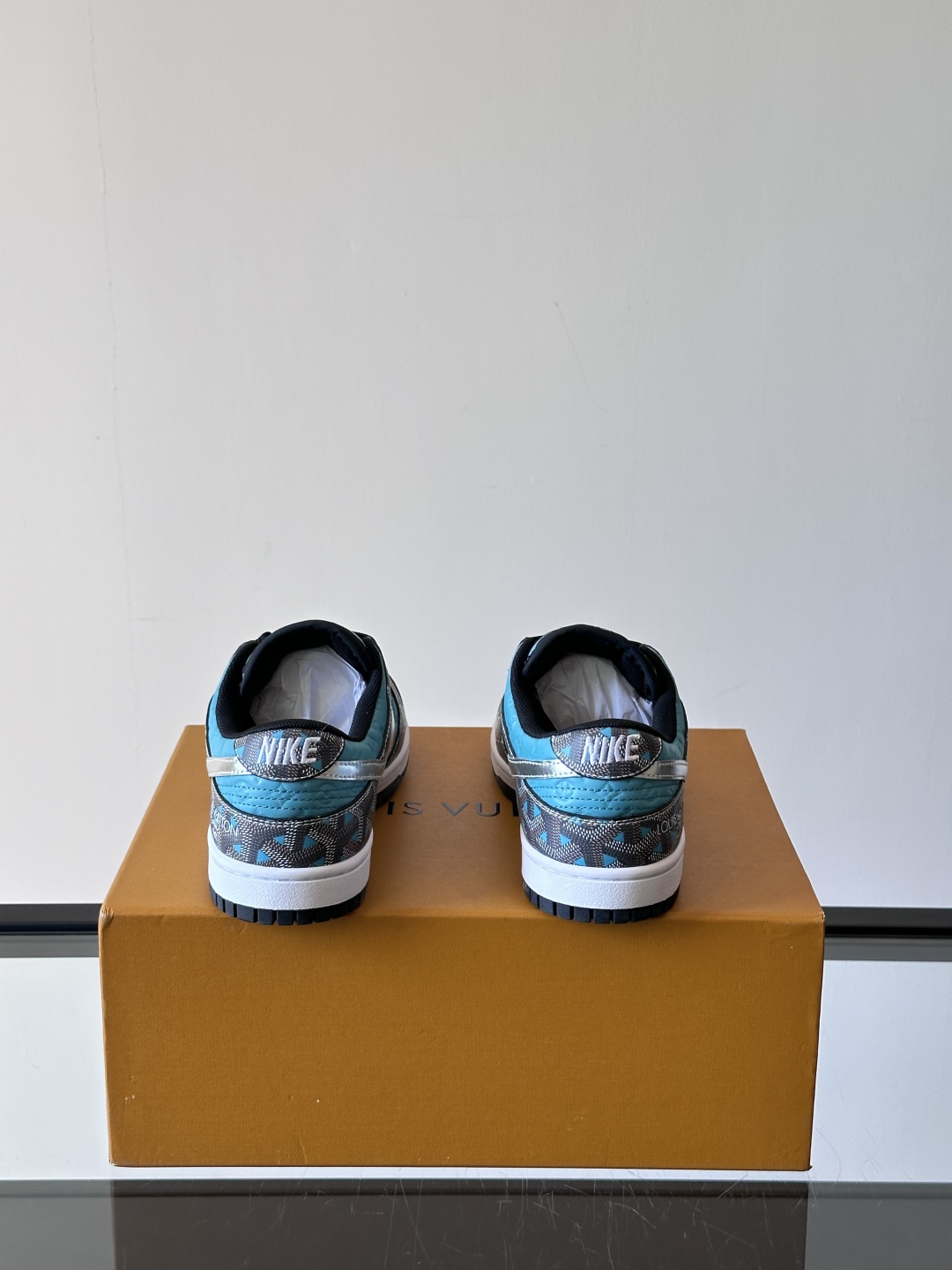 ◾️▫️ L.v* X nike联名🆕低帮休闲运动鞋，采用头层牛皮精心制作，侧身联名印花logo装饰，双