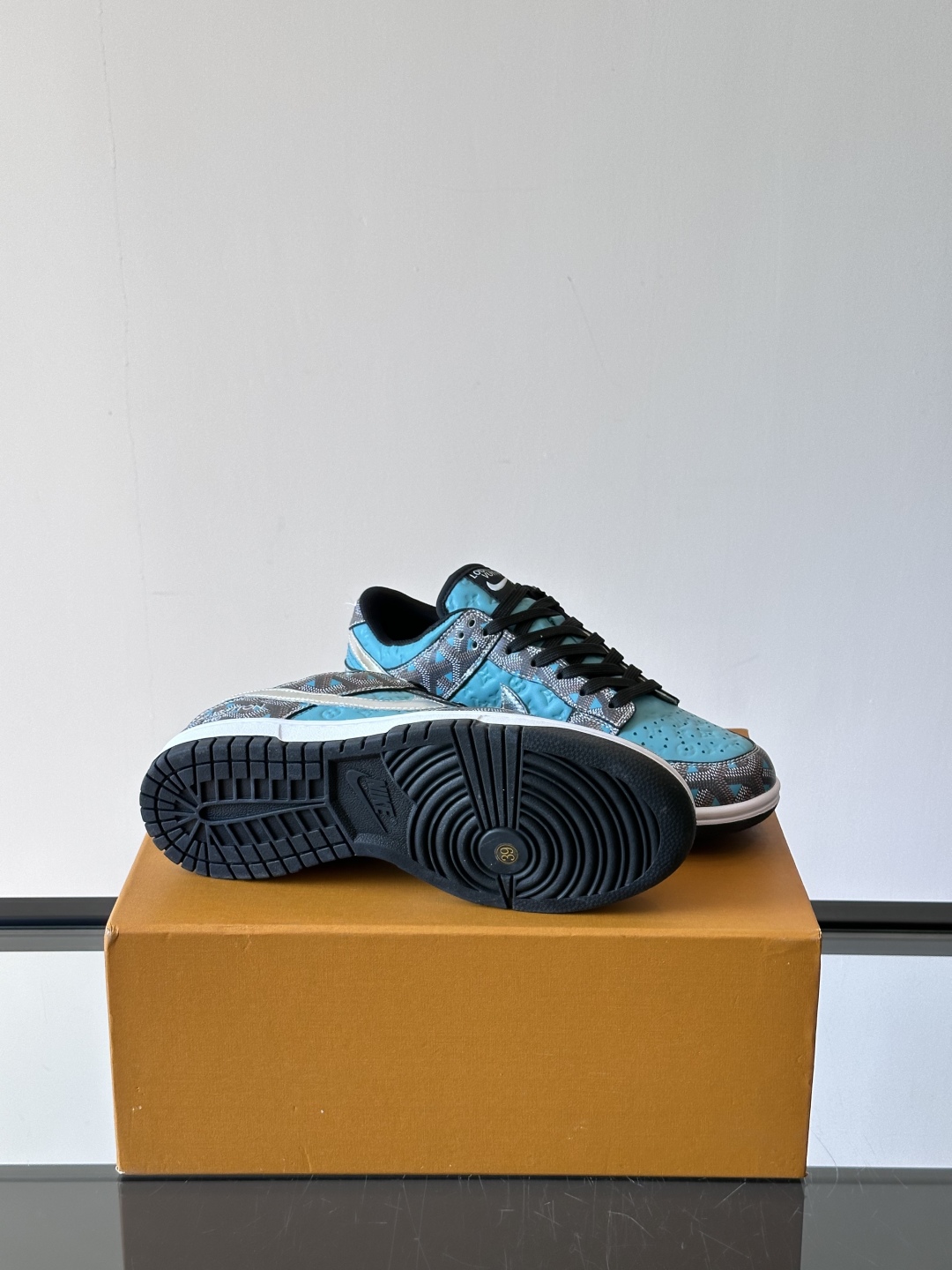 ◾️▫️ L.v* X nike联名🆕低帮休闲运动鞋，采用头层牛皮精心制作，侧身联名印花logo装饰，双