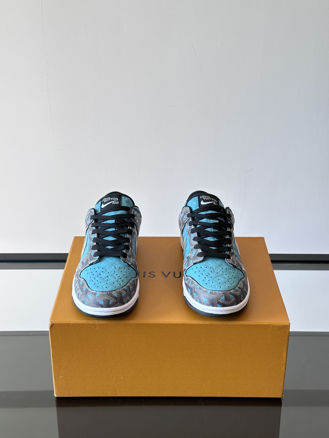 ◾️▫️ L.v* X nike联名🆕低帮休闲运动鞋，采用头层牛皮精心制作，侧身联名印花logo装饰，双