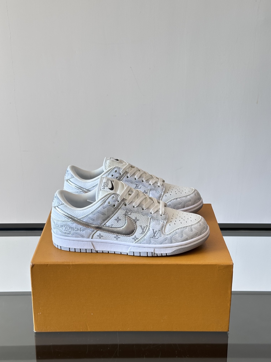 ◾️▫️ L.v* X nike联名🆕低帮休闲运动鞋，采用头层牛皮精心制作，侧身联名印花logo装饰，双
