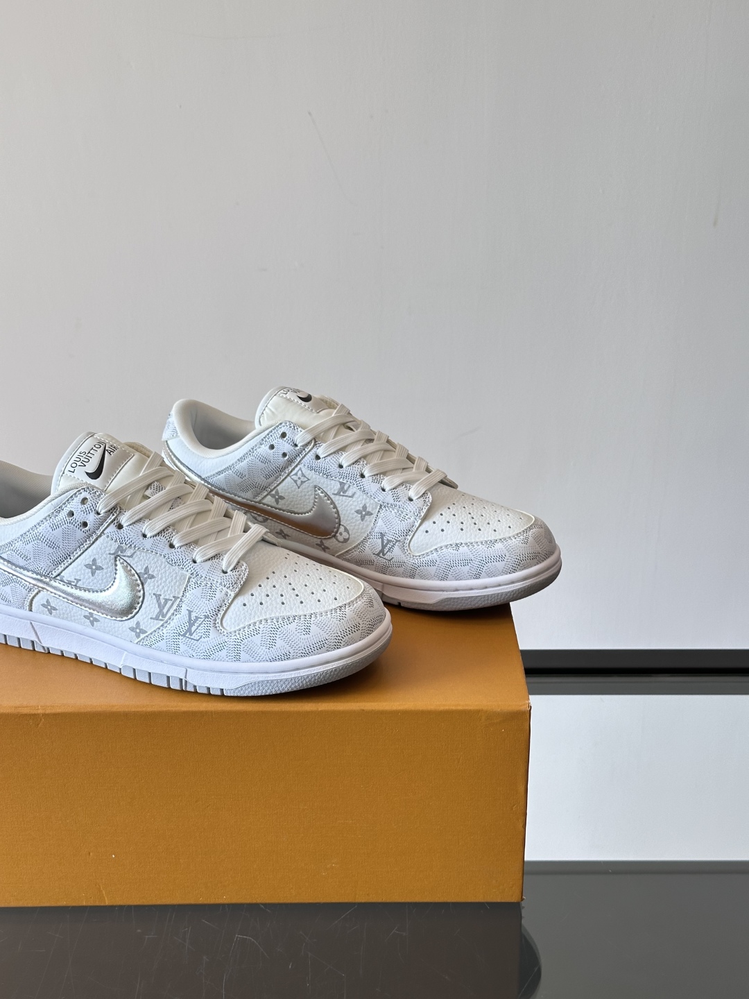 ◾️▫️ L.v* X nike联名🆕低帮休闲运动鞋，采用头层牛皮精心制作，侧身联名印花logo装饰，双
