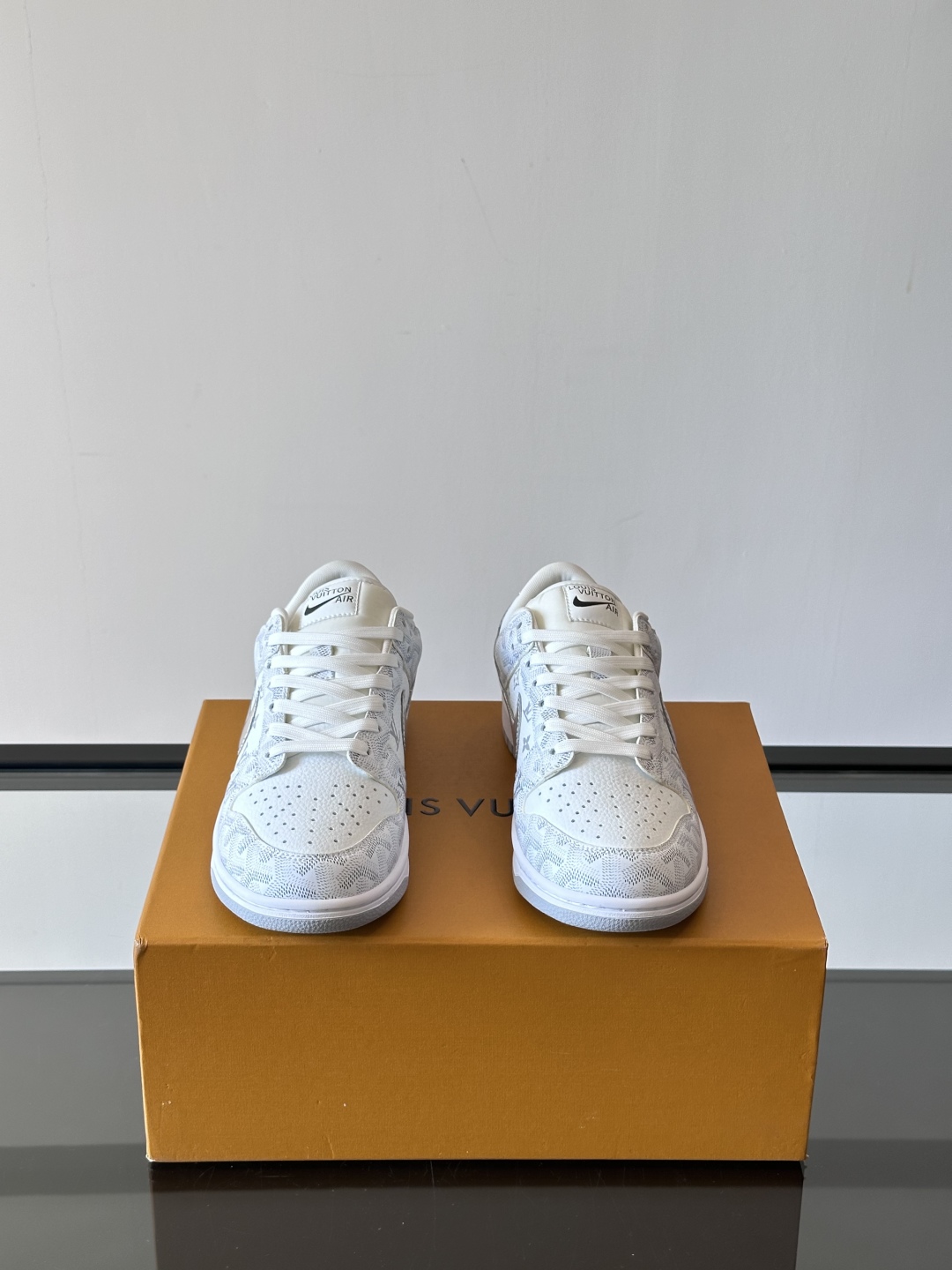 ◾️▫️ L.v* X nike联名🆕低帮休闲运动鞋，采用头层牛皮精心制作，侧身联名印花logo装饰，双
