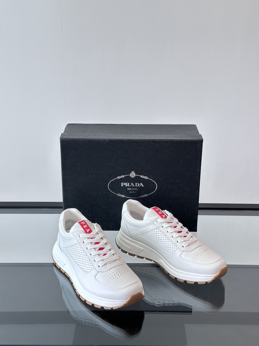Prada/普拉达 男士新款运动休闲鞋，这款运动鞋鞋面采用进口小牛皮，内里网布，垫脚牛皮，大底采用防滑运