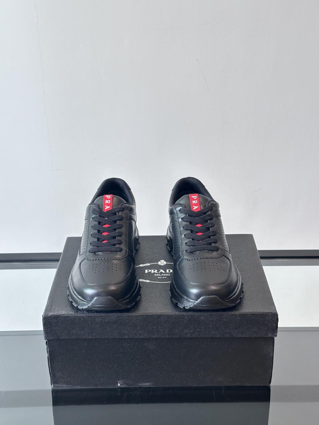 Prada/普拉达 男士新款运动休闲鞋，这款运动鞋鞋面采用进口小牛皮，内里网布，垫脚牛皮，大底采用防滑运