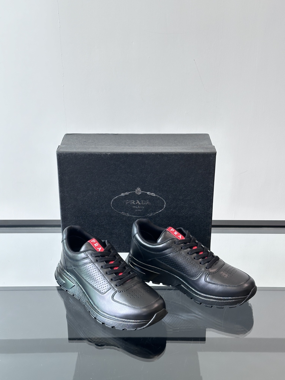 Prada/普拉达 男士新款运动休闲鞋，这款运动鞋鞋面采用进口小牛皮，内里网布，垫脚牛皮，大底采用防滑运