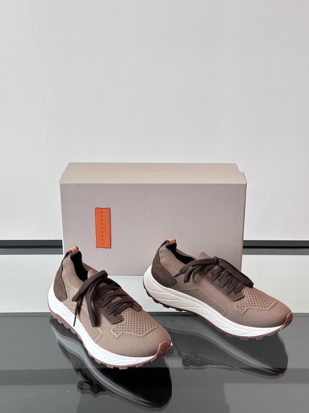 Henderson意大利品牌休闲运动鞋👟，Henderson的鞋履不仅舒适，还超级百搭。无论是职场、约会
