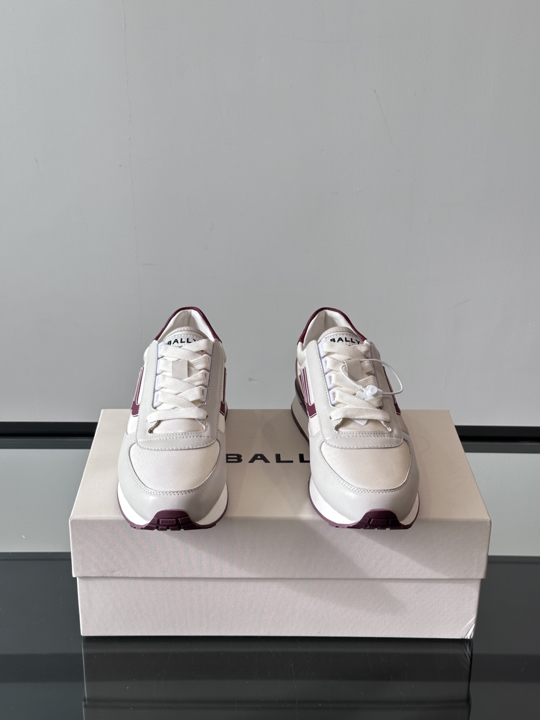 BALLY/巴利新款男士厚底皮革运动休闲鞋，这款皮革运动鞋采用小牛皮拼接网面透气布打造，糅合优雅风范与创