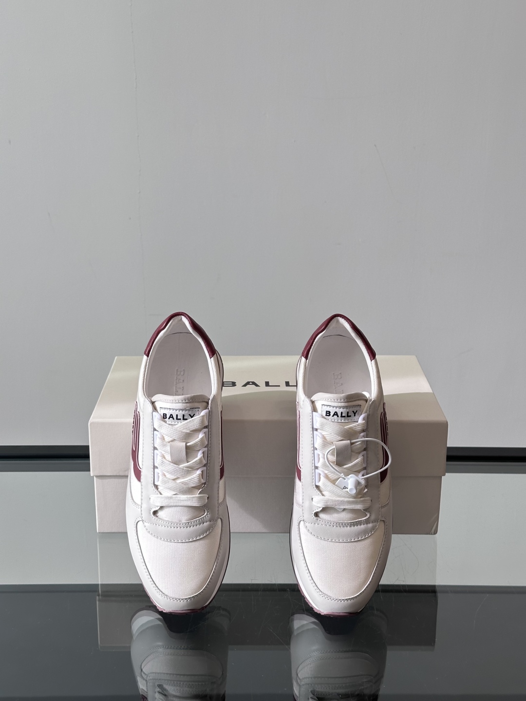 BALLY/巴利新款男士厚底皮革运动休闲鞋，这款皮革运动鞋采用小牛皮拼接网面透气布打造，糅合优雅风范与创