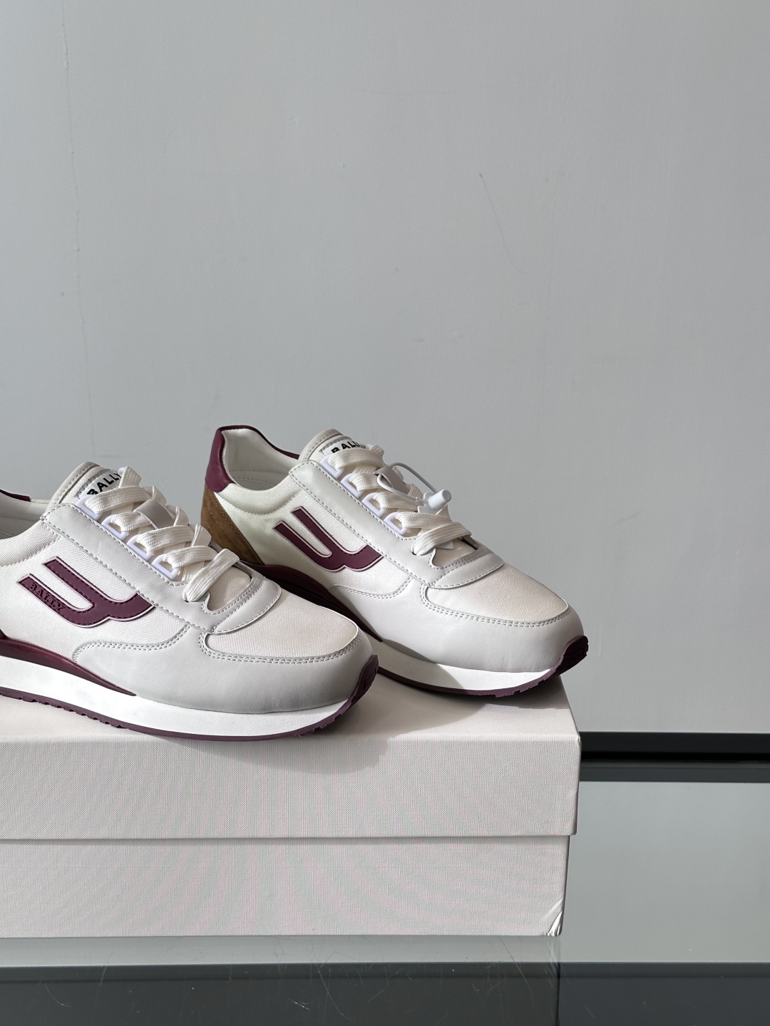 BALLY/巴利新款男士厚底皮革运动休闲鞋，这款皮革运动鞋采用小牛皮拼接网面透气布打造，糅合优雅风范与创