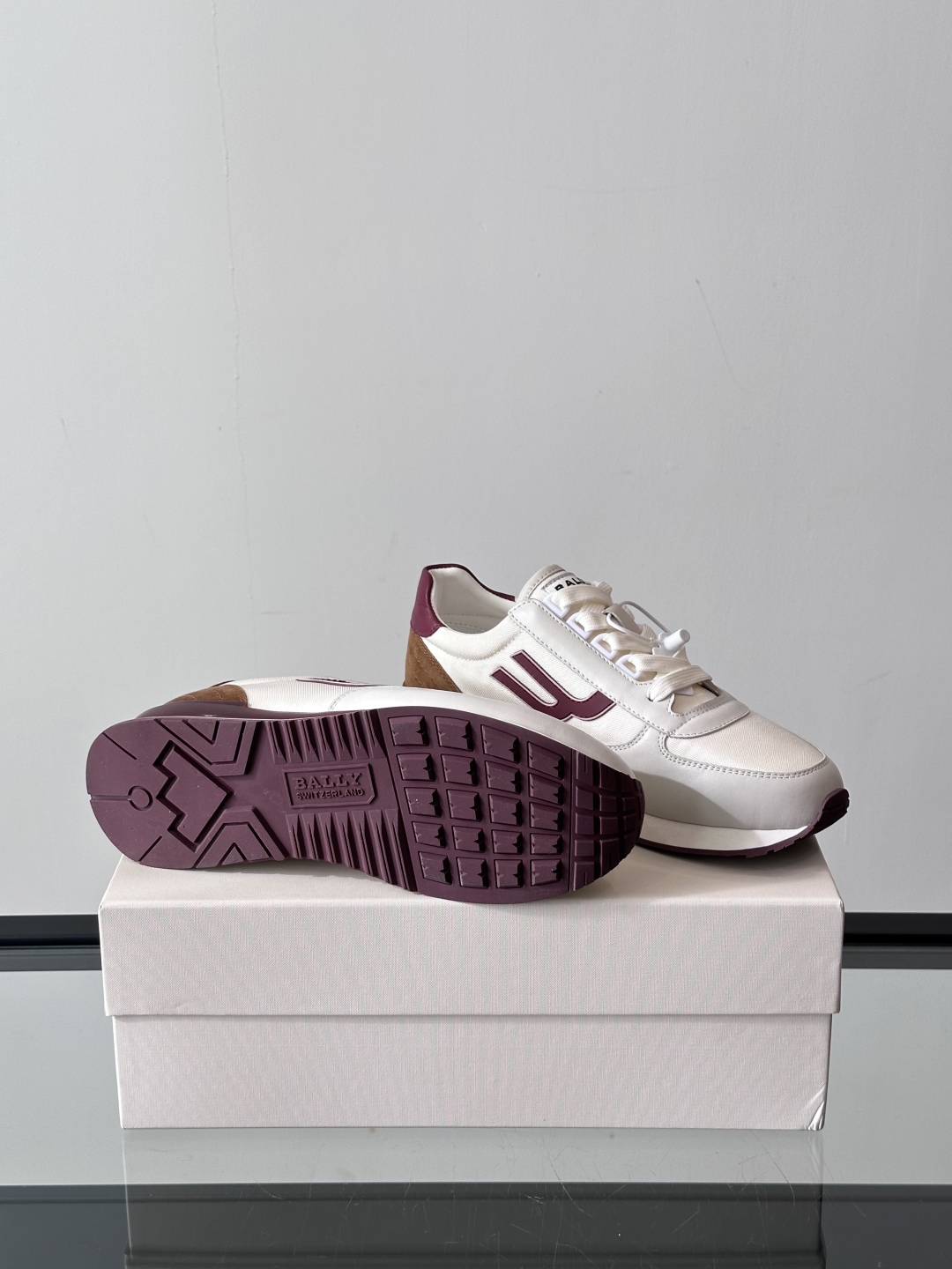 BALLY/巴利新款男士厚底皮革运动休闲鞋，这款皮革运动鞋采用小牛皮拼接网面透气布打造，糅合优雅风范与创