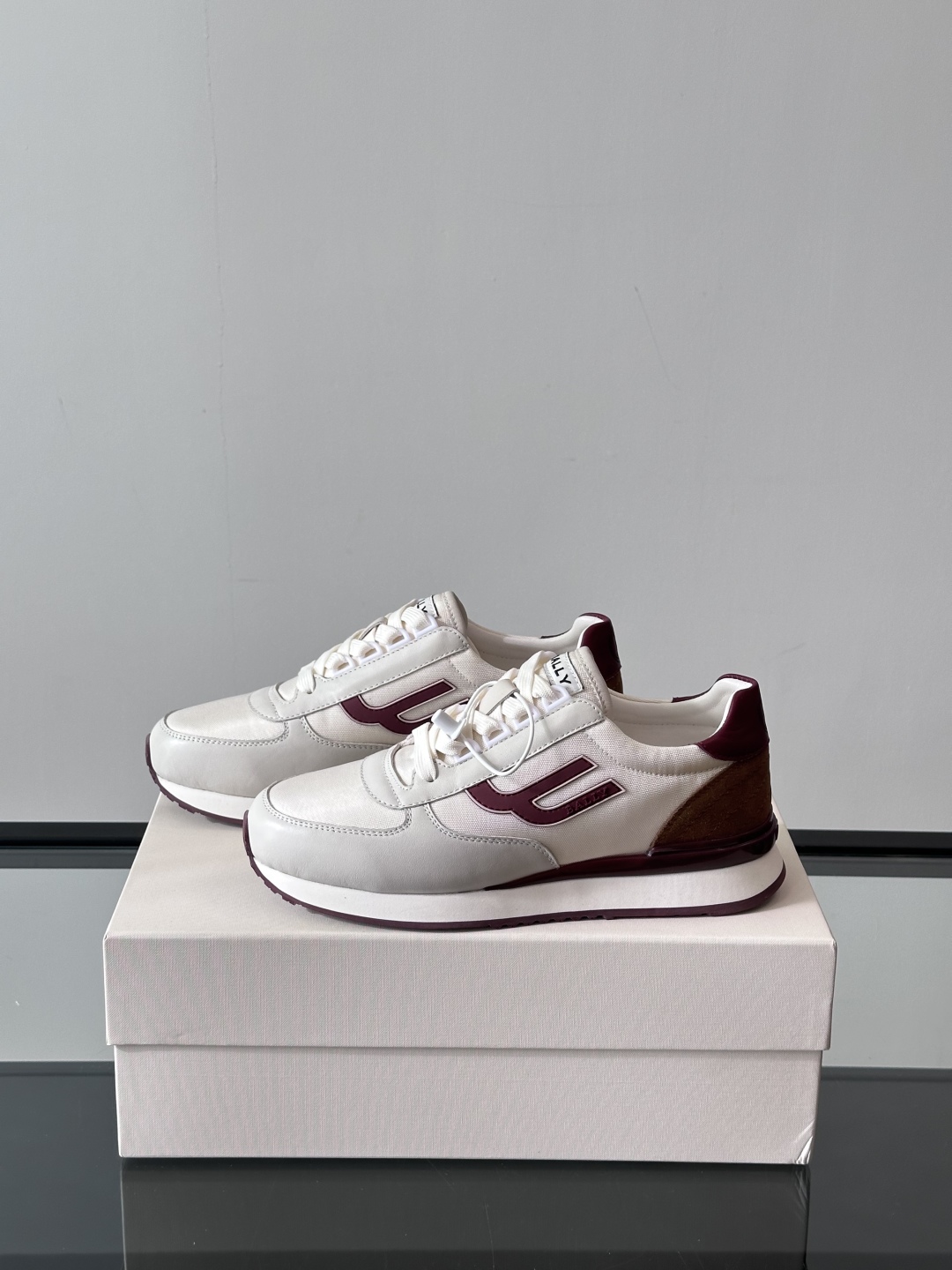 BALLY/巴利新款男士厚底皮革运动休闲鞋，这款皮革运动鞋采用小牛皮拼接网面透气布打造，糅合优雅风范与创