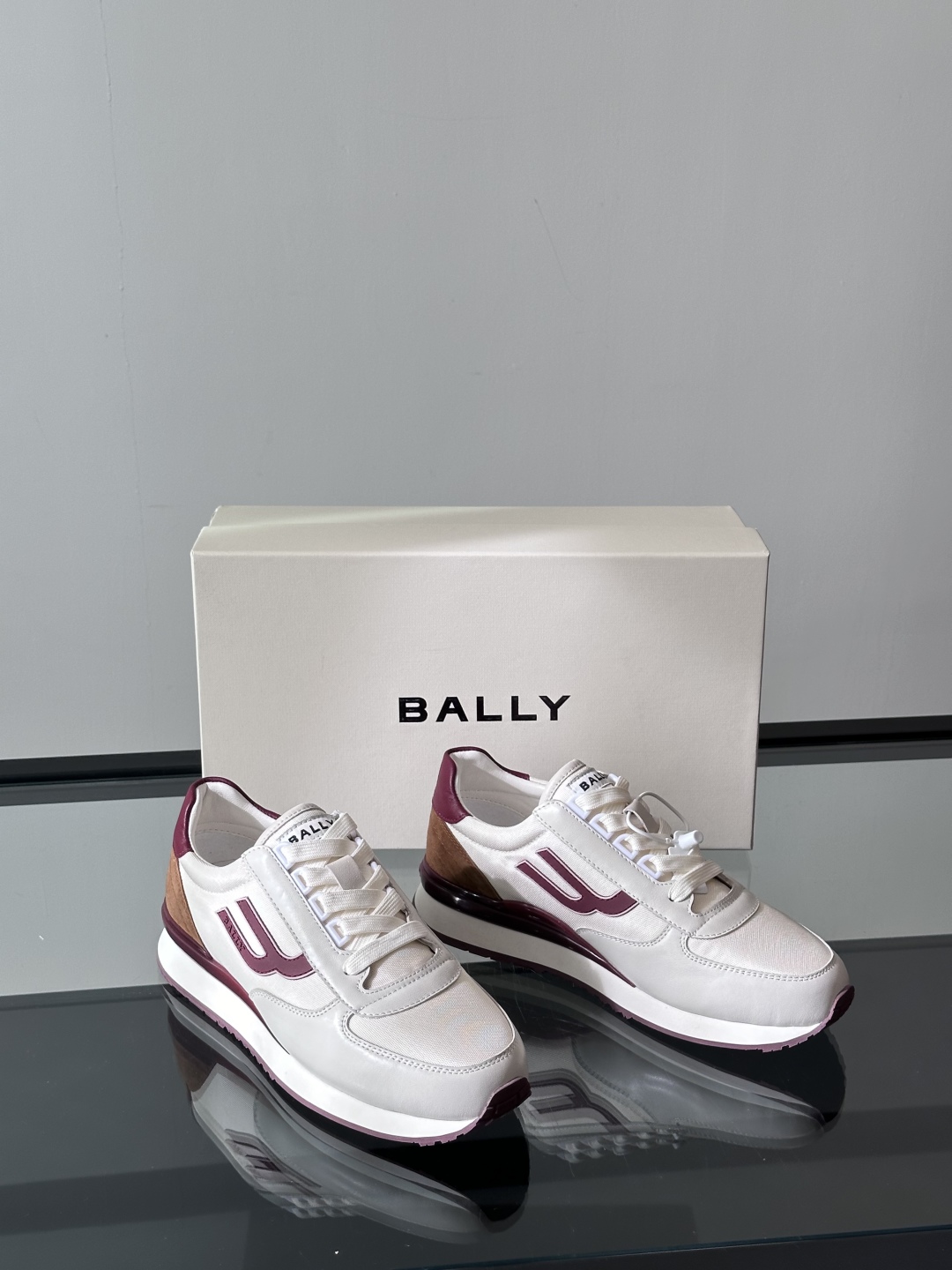 BALLY/巴利新款男士厚底皮革运动休闲鞋，这款皮革运动鞋采用小牛皮拼接网面透气布打造，糅合优雅风范与创