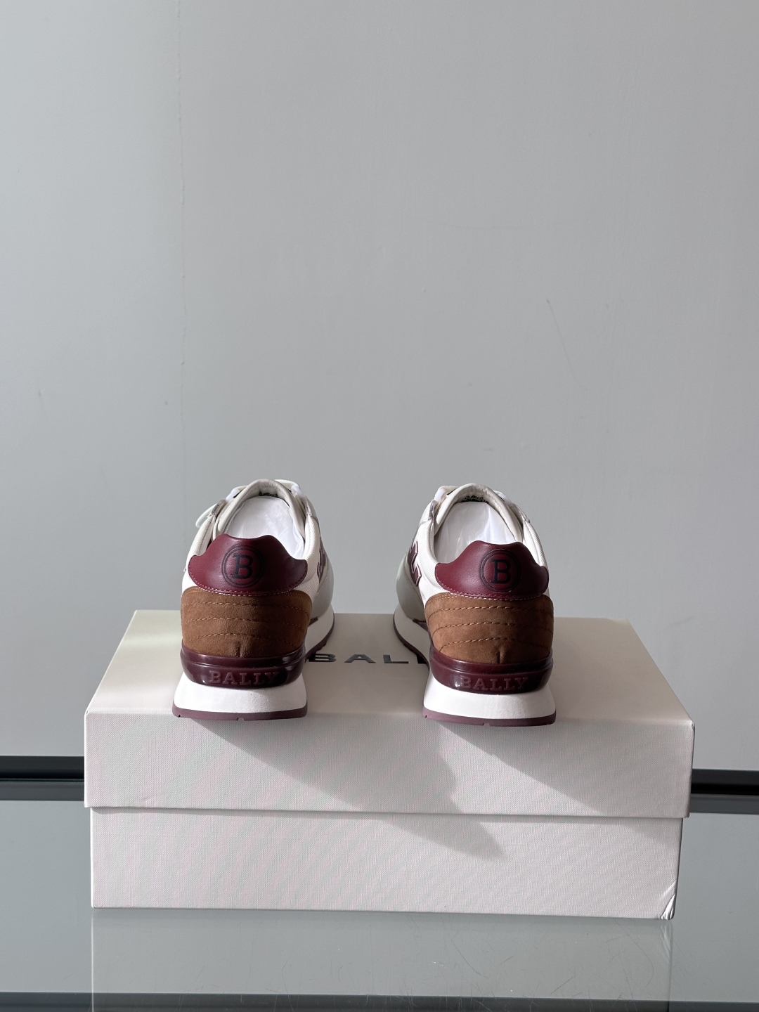 BALLY/巴利新款男士厚底皮革运动休闲鞋，这款皮革运动鞋采用小牛皮拼接网面透气布打造，糅合优雅风范与创