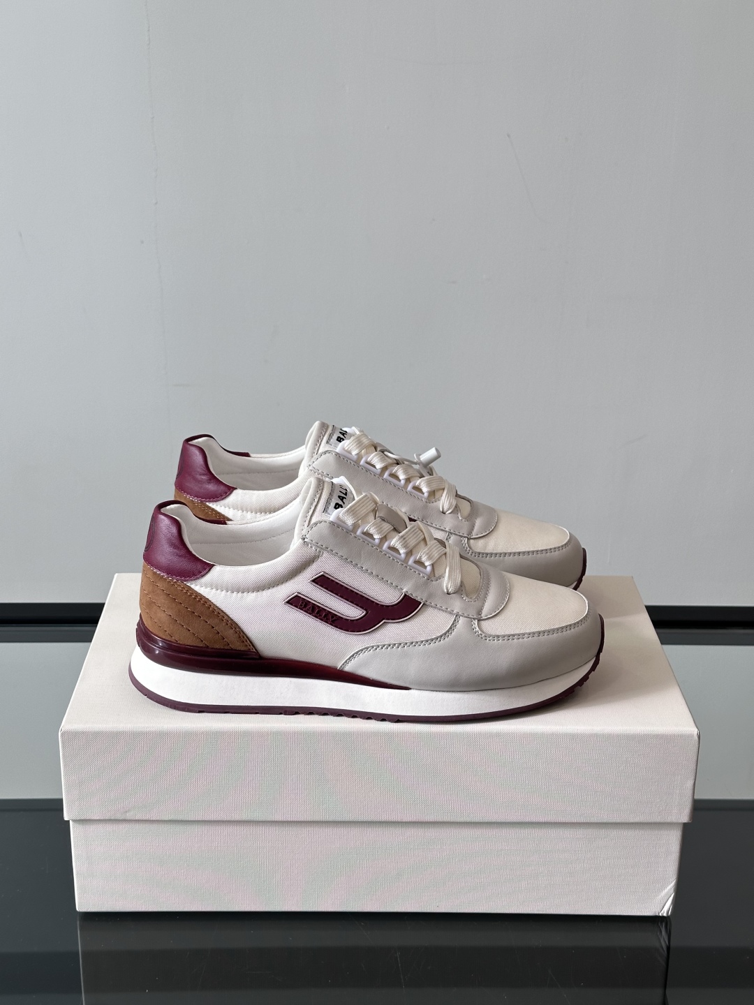 BALLY/巴利新款男士厚底皮革运动休闲鞋，这款皮革运动鞋采用小牛皮拼接网面透气布打造，糅合优雅风范与创