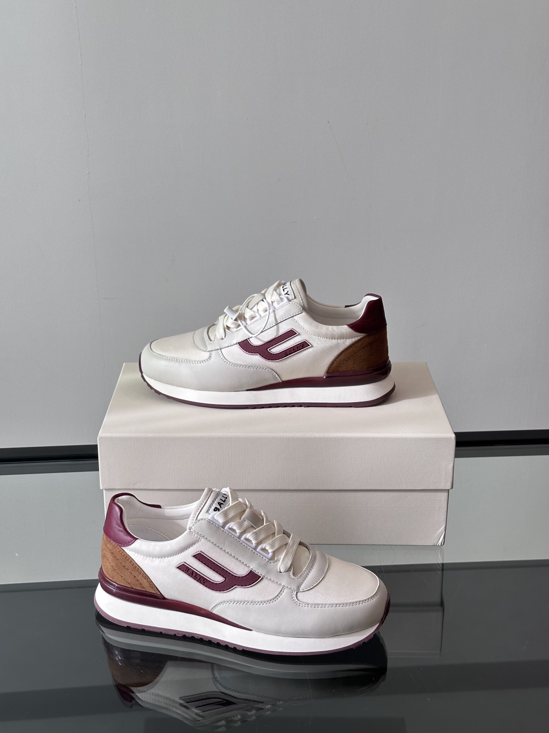 BALLY/巴利新款男士厚底皮革运动休闲鞋，这款皮革运动鞋采用小牛皮拼接网面透气布打造，糅合优雅风范与创