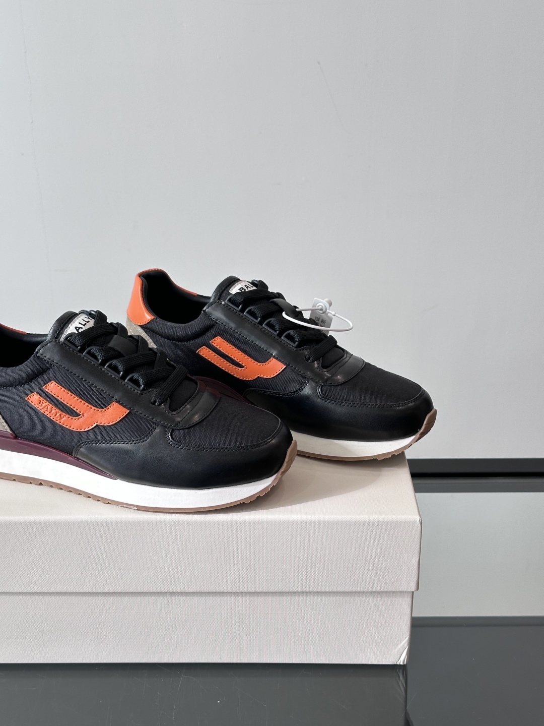 BALLY/巴利新款男士厚底皮革运动休闲鞋，这款皮革运动鞋采用小牛皮拼接网面透气布打造，糅合优雅风范与创