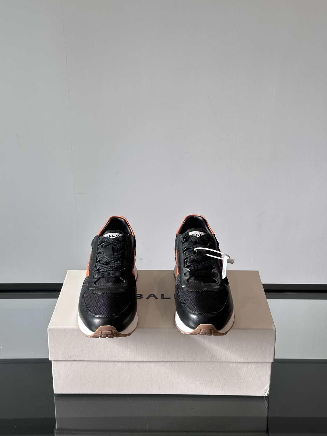 BALLY/巴利新款男士厚底皮革运动休闲鞋，这款皮革运动鞋采用小牛皮拼接网面透气布打造，糅合优雅风范与创