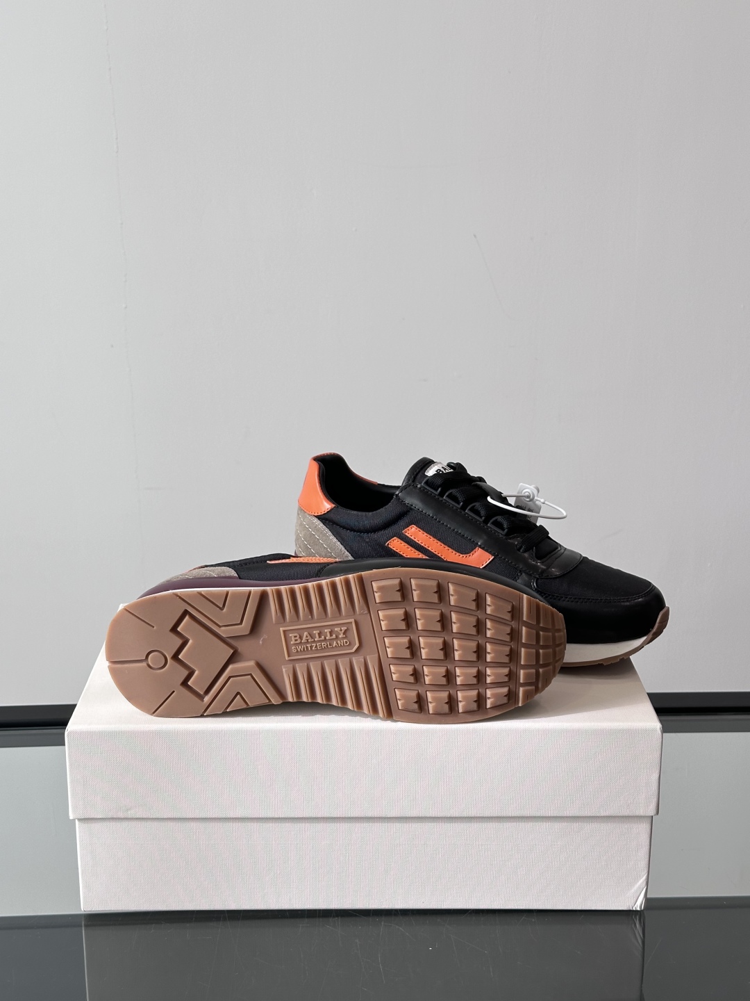 BALLY/巴利新款男士厚底皮革运动休闲鞋，这款皮革运动鞋采用小牛皮拼接网面透气布打造，糅合优雅风范与创