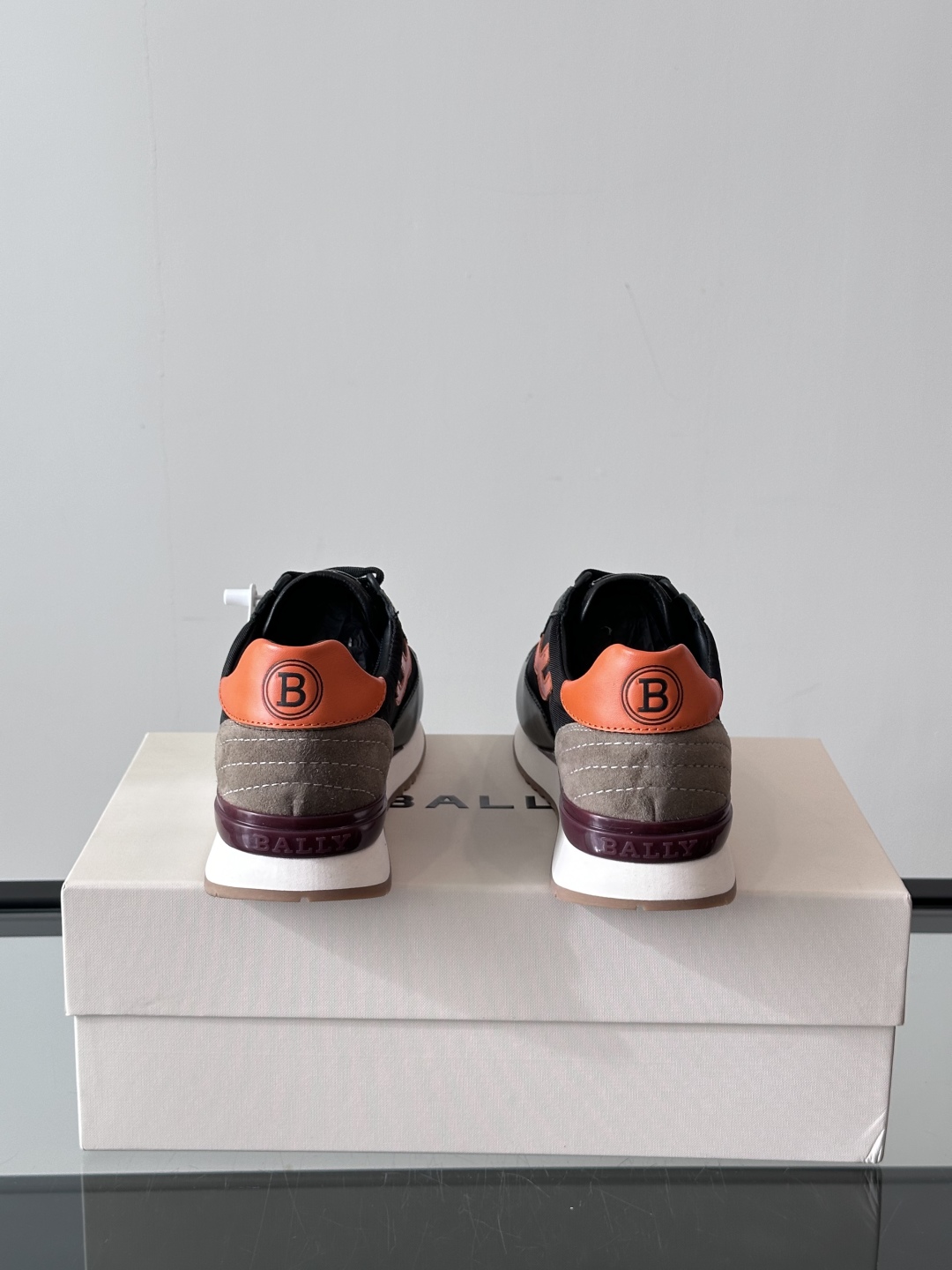 BALLY/巴利新款男士厚底皮革运动休闲鞋，这款皮革运动鞋采用小牛皮拼接网面透气布打造，糅合优雅风范与创