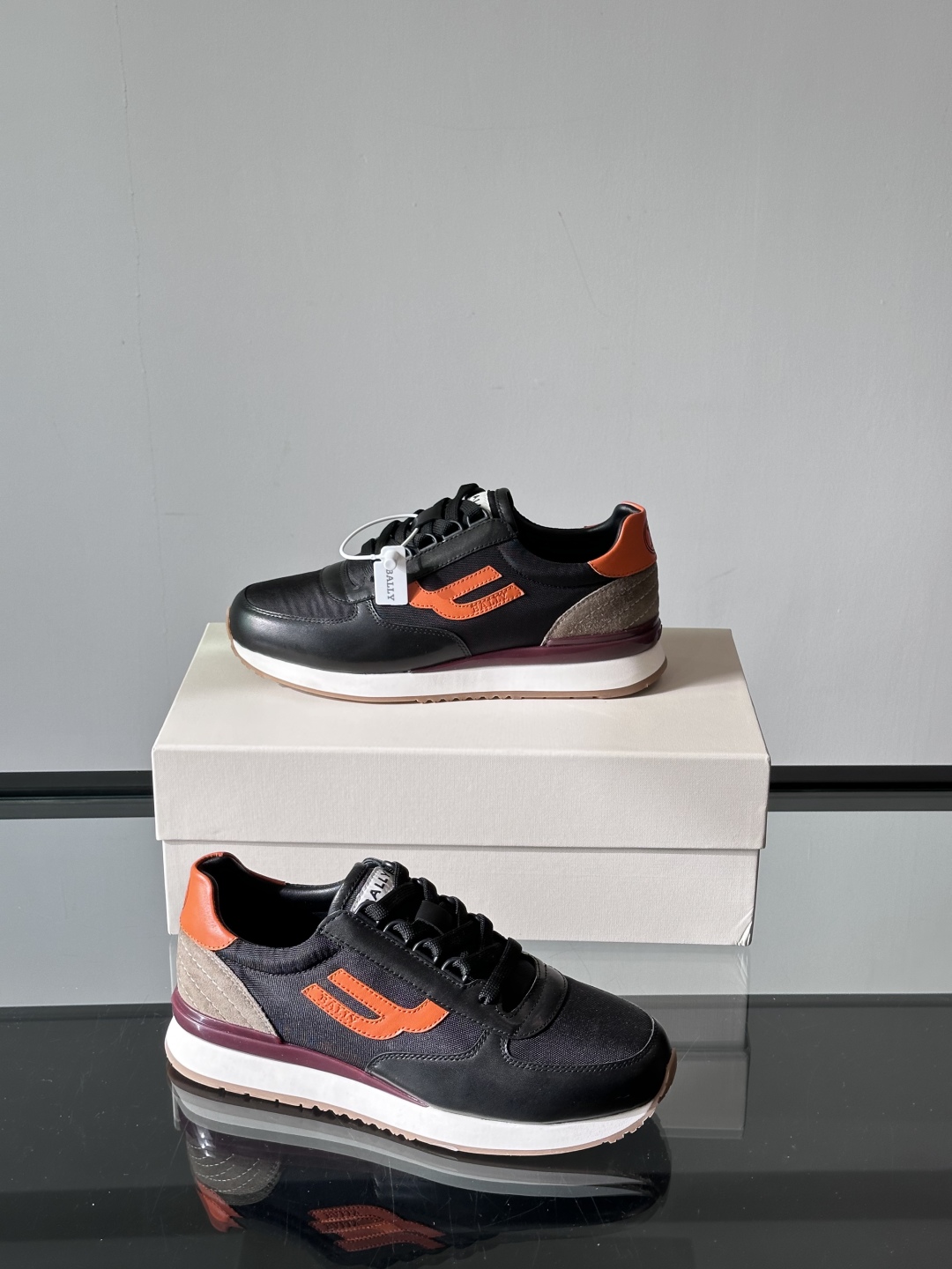 BALLY/巴利新款男士厚底皮革运动休闲鞋，这款皮革运动鞋采用小牛皮拼接网面透气布打造，糅合优雅风范与创