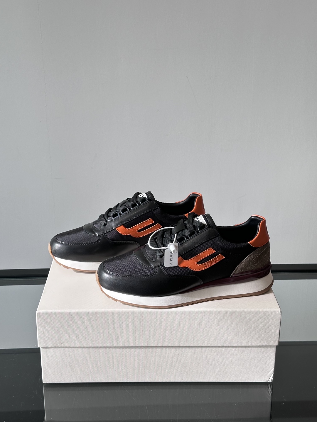 BALLY/巴利新款男士厚底皮革运动休闲鞋，这款皮革运动鞋采用小牛皮拼接网面透气布打造，糅合优雅风范与创