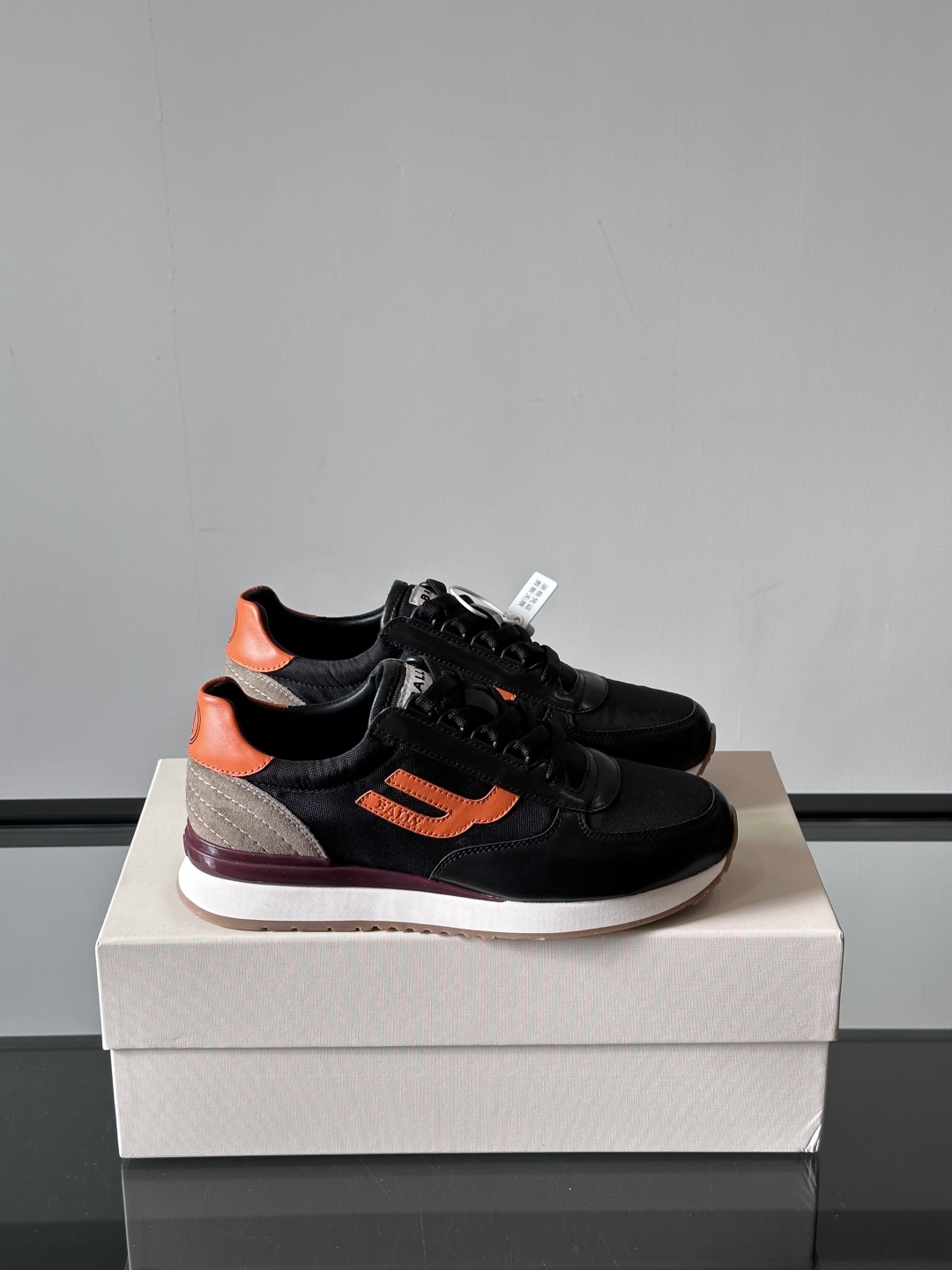 BALLY/巴利新款男士厚底皮革运动休闲鞋，这款皮革运动鞋采用小牛皮拼接网面透气布打造，糅合优雅风范与创