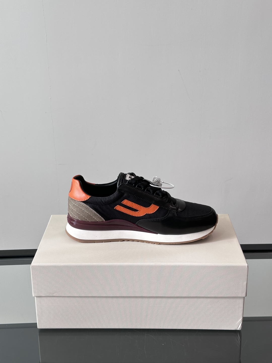 BALLY/巴利新款男士厚底皮革运动休闲鞋，这款皮革运动鞋采用小牛皮拼接网面透气布打造，糅合优雅风范与创
