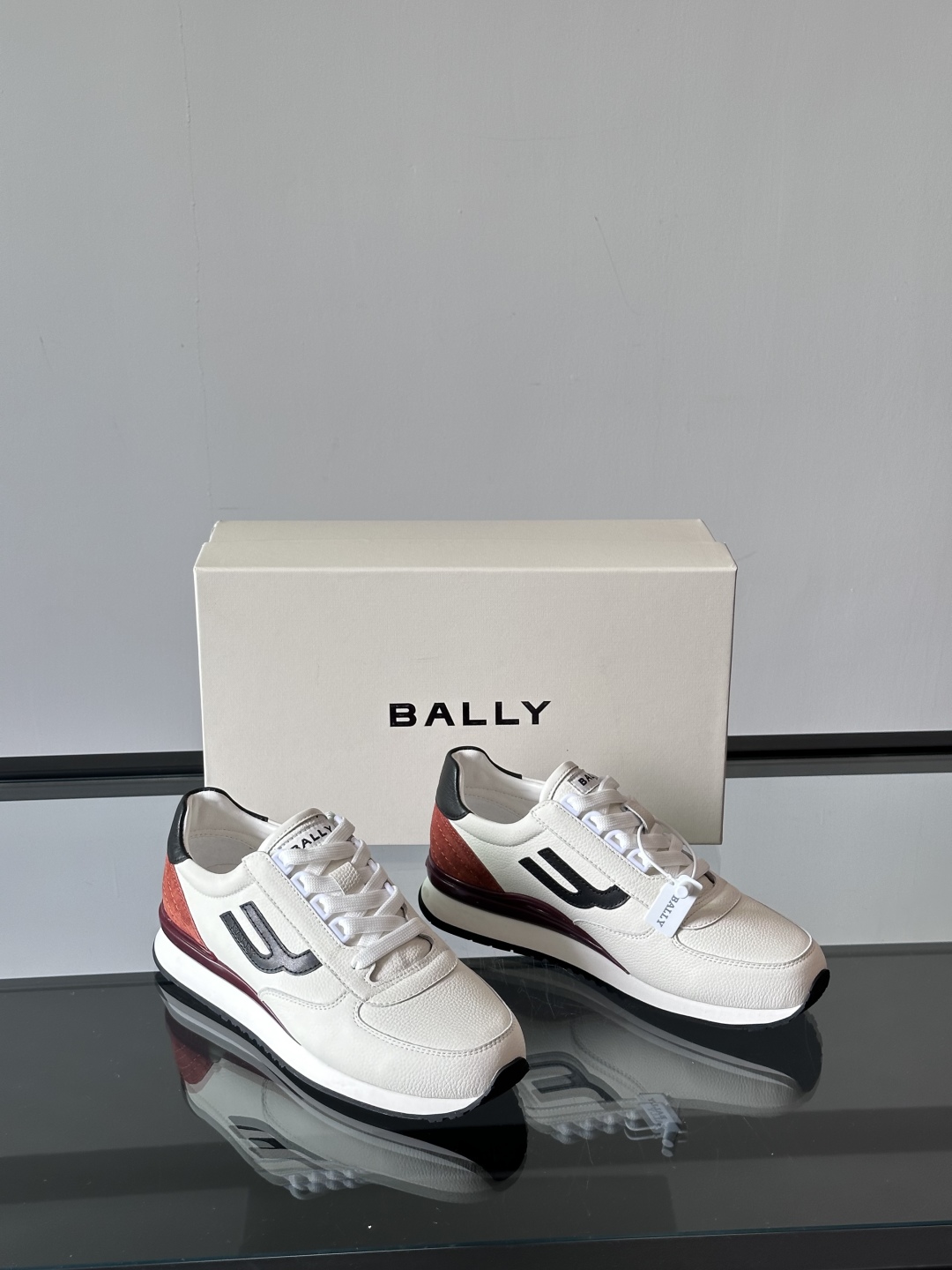 BALLY/巴利新款男士厚底皮革运动休闲鞋，这款皮革运动鞋采用小牛皮拼接打造，糅合优雅风范与创新设计。两