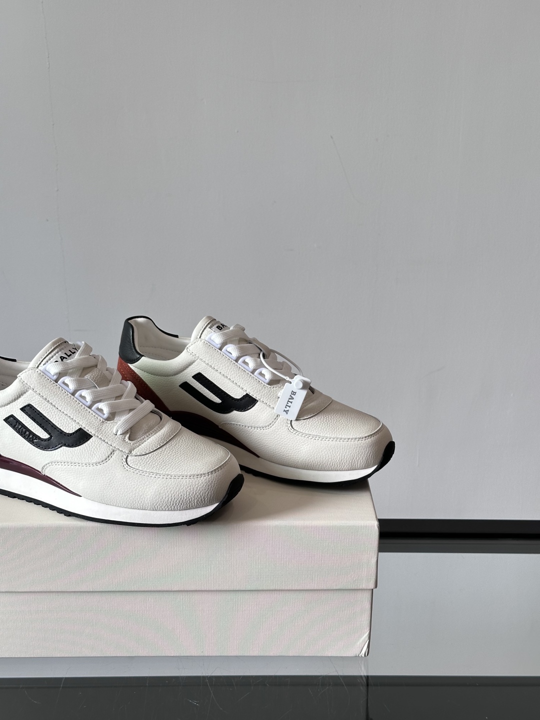 BALLY/巴利新款男士厚底皮革运动休闲鞋，这款皮革运动鞋采用小牛皮拼接打造，糅合优雅风范与创新设计。两
