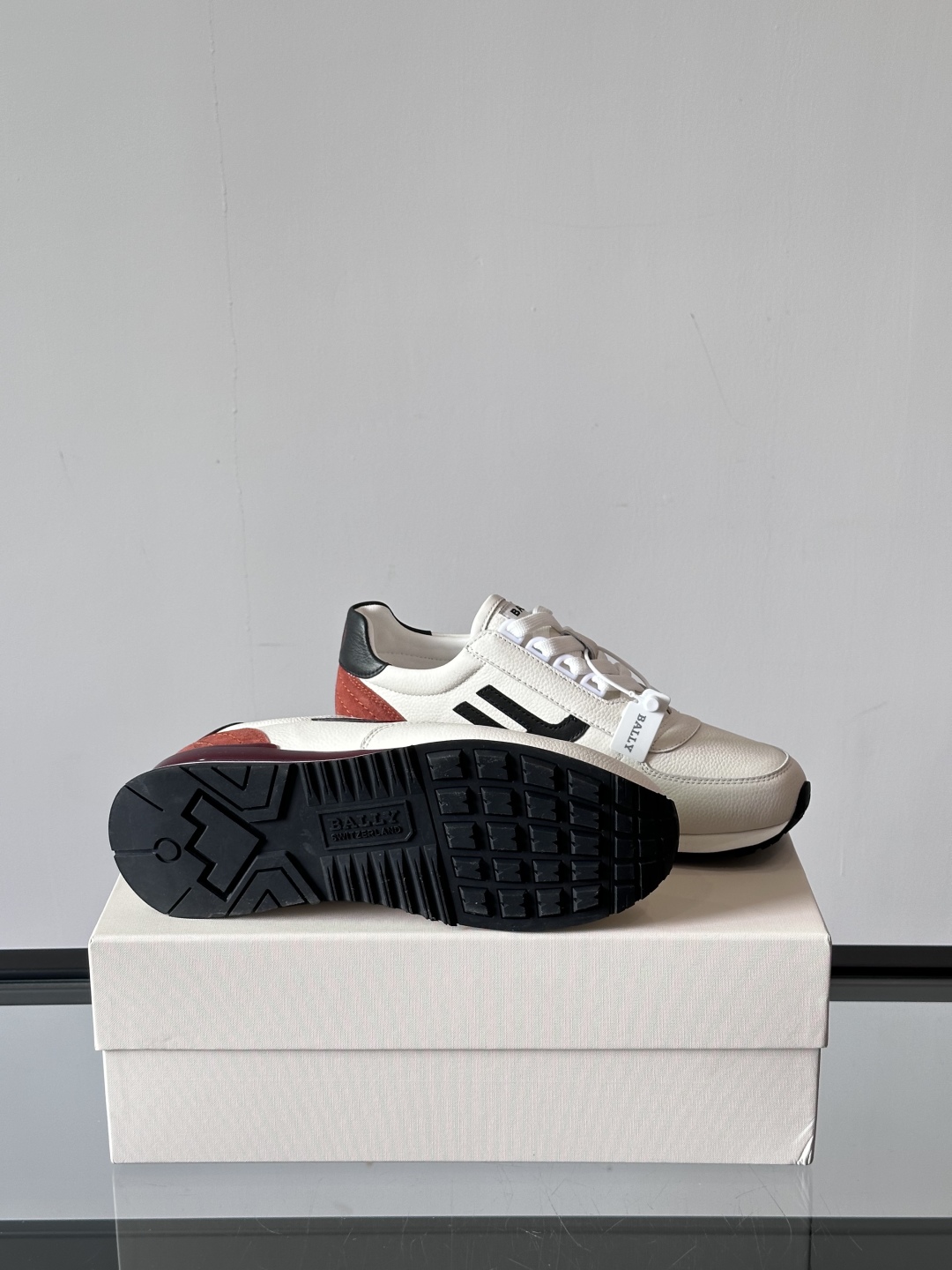 BALLY/巴利新款男士厚底皮革运动休闲鞋，这款皮革运动鞋采用小牛皮拼接打造，糅合优雅风范与创新设计。两