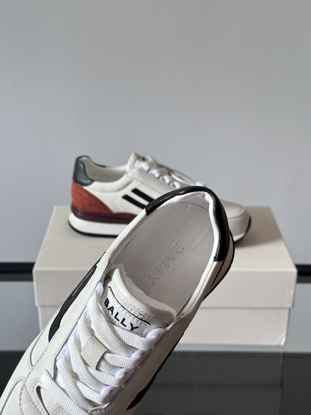 BALLY/巴利新款男士厚底皮革运动休闲鞋，这款皮革运动鞋采用小牛皮拼接打造，糅合优雅风范与创新设计。两