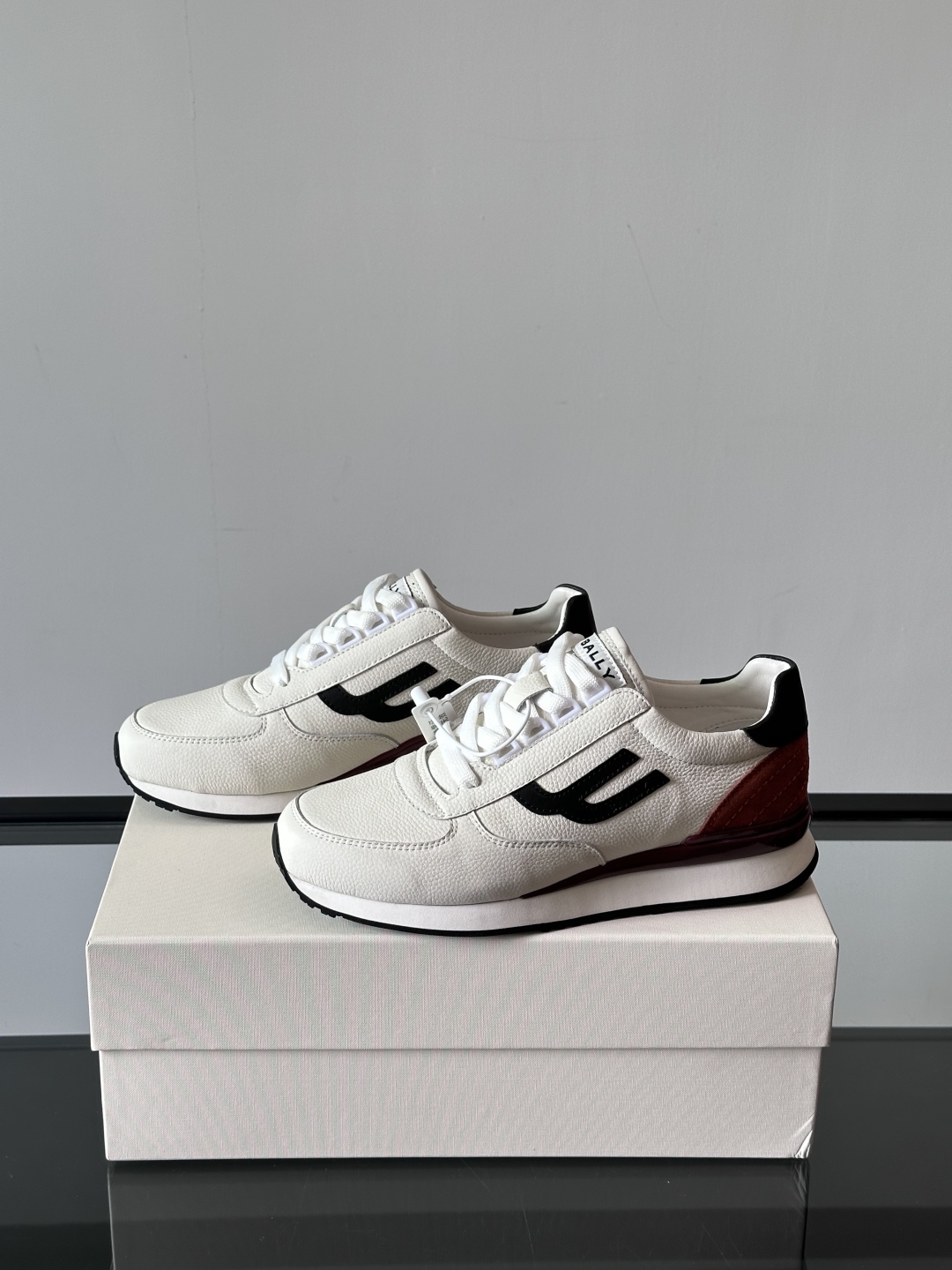 BALLY/巴利新款男士厚底皮革运动休闲鞋，这款皮革运动鞋采用小牛皮拼接打造，糅合优雅风范与创新设计。两